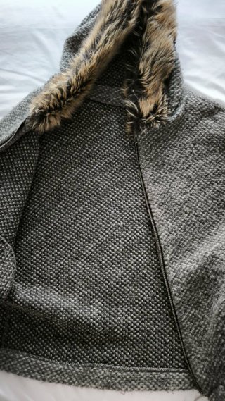 Chaqueta de punto con capucha y mangas de pelo