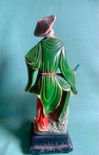 FIGURA CHINA DE RESINA POLICROMADA