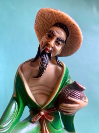 FIGURA CHINA DE RESINA POLICROMADA