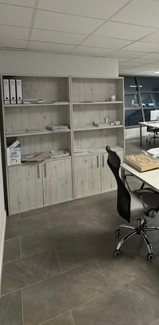 Estantería de madera de oficina