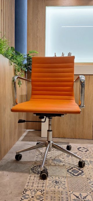 Silla de oficina naranja con base metálica