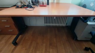 Mesa de comedor gris y sillas plegables