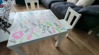 Mesa de comedor gris y sillas plegables