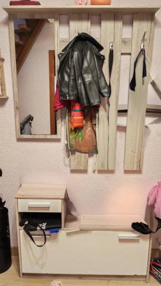 Mesa de comedor gris y sillas plegables