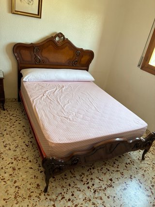 Estructura de cama de madera antigua