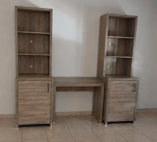 Mueble de madera con estanterías y puertas