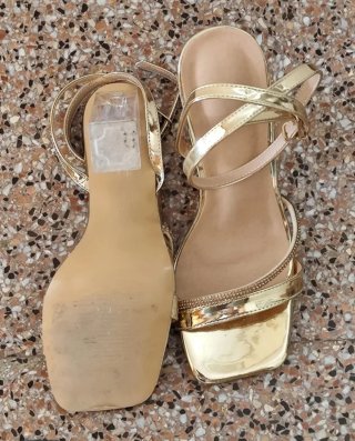 Tacones dorados con tiras y tacón transparente