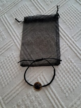 Pulsera ajustable con piedra morada y oro