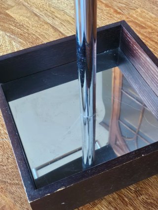 Mesa auxiliar de madera y metal