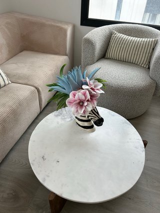 Sillón de tela gris y blanco