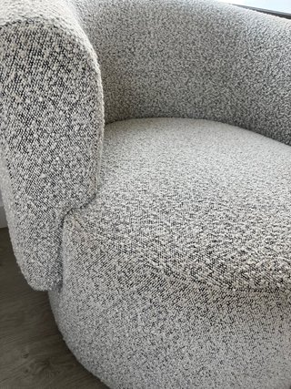 Sillón de tela gris y blanco