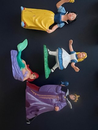 Figuras de plástico variadas.