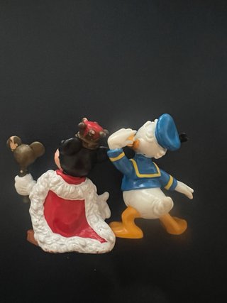 Figuras de plástico variadas.