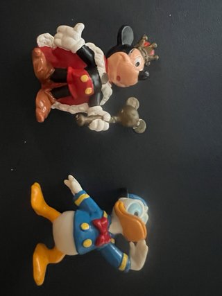 Figuras de plástico variadas.
