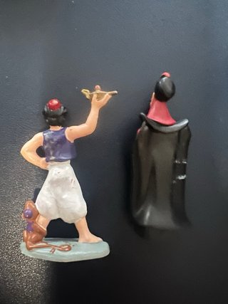 Figuras de plástico variadas.