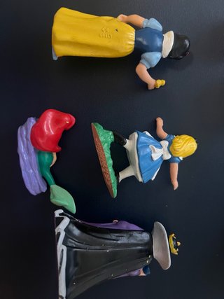 Figuras de plástico variadas.