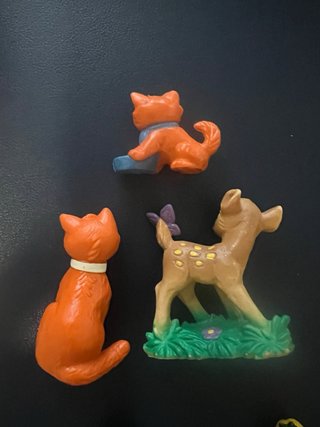 Figuras de plástico variadas.