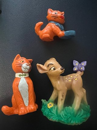 Figuras de plástico variadas.