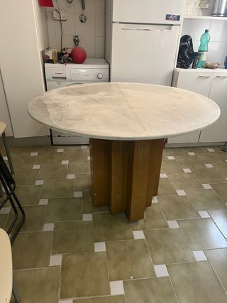 Mesa redonda de mármol y madera