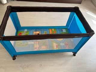 Cuna de viaje con colchón y funda