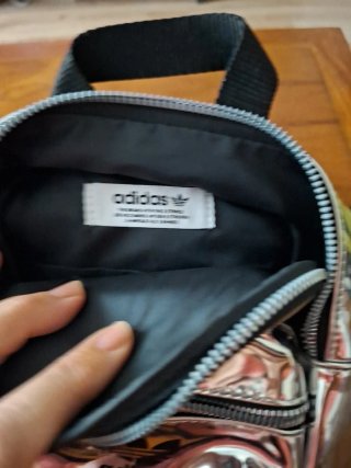 Mochila Adidas plateada pequeña