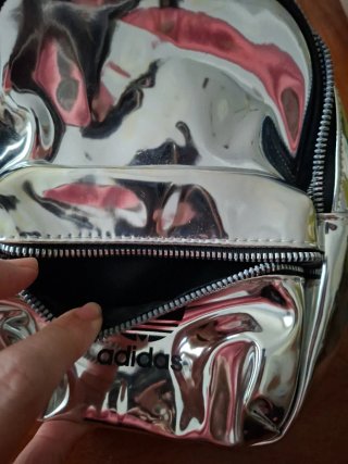 Mochila Adidas plateada pequeña