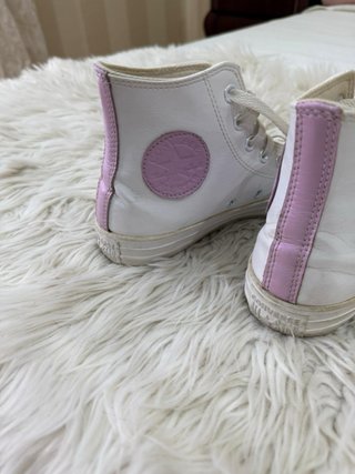 Converse Blancas con Detalles Rosas