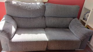 Sofá 2 plazas reclinable gris, urge venta.