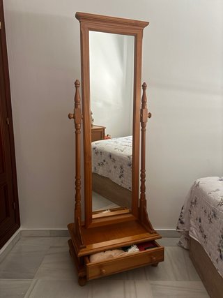 Espejo de pie de madera