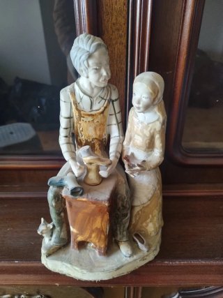 Figuras de porcelana mujer y niña