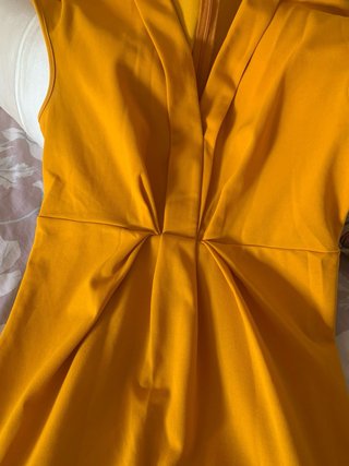 Vestido de verano color mostaza