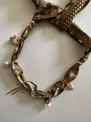Collana con ciondoli farfalla, fungo e foglia