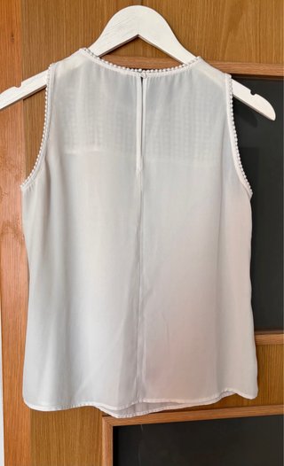 T-S/M. Blusa blanca con detalles de crochet
