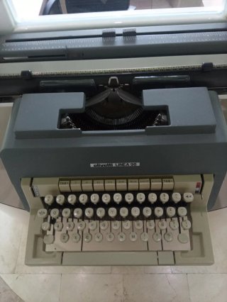 Máquina de escribir Olivetti Línea 98