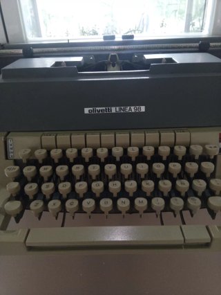 Máquina de escribir Olivetti Línea 98