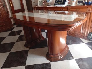 Mesa de comedor de madera y cristal