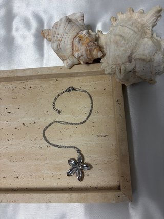 Collar de flor plateado