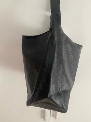 Bolso hobo de cuero sintético negro