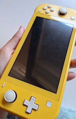 Switch Lite amarilla con cargador