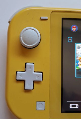Switch Lite amarilla con cargador