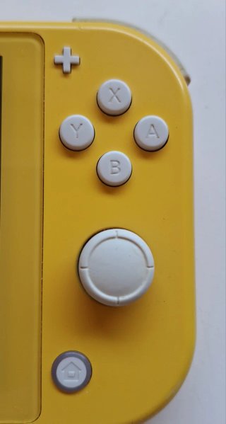 Switch Lite amarilla con cargador