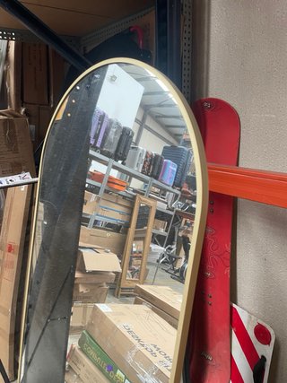 Espejo de pie dorado