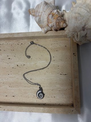 Collar con colgante de caracola