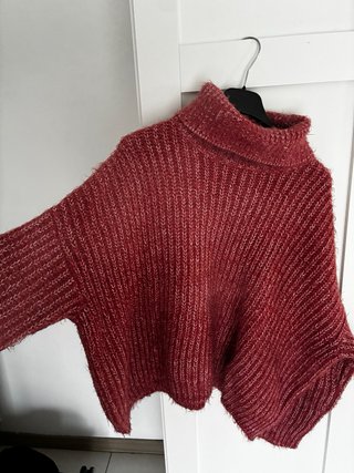 Maglione collo alto rosso e bianco