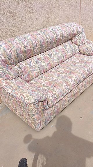 Sofá estampado floral multicolor