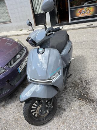 Moto Scooter Negra y Gris