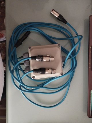 Lote 77 .-Caja metálica con cables para grabar