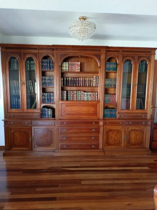 Mueble de salón de madera y cristal