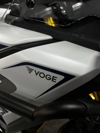 VOGE DS800 RALLY Blanca y azul