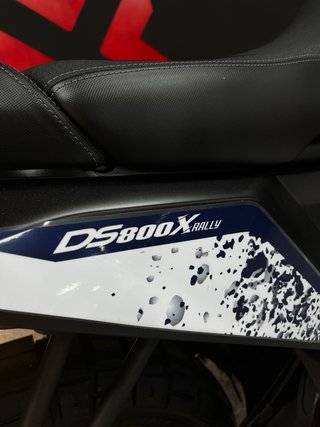 VOGE DS800 RALLY Blanca y azul